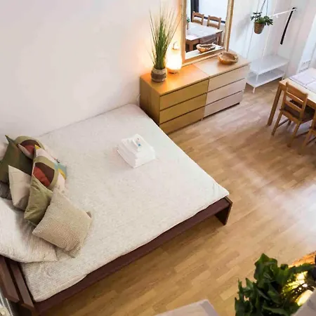 Feels Like Apartment *