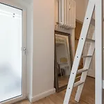 Feels Like Apartment *
